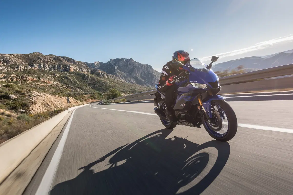 Yamaha YZF-R3, TEST in strada e in pista [Video] (2)