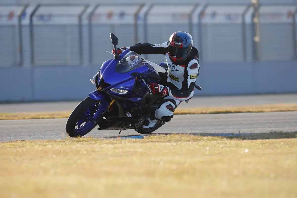 Yamaha YZF-R3, TEST in strada e in pista [Video] (15)