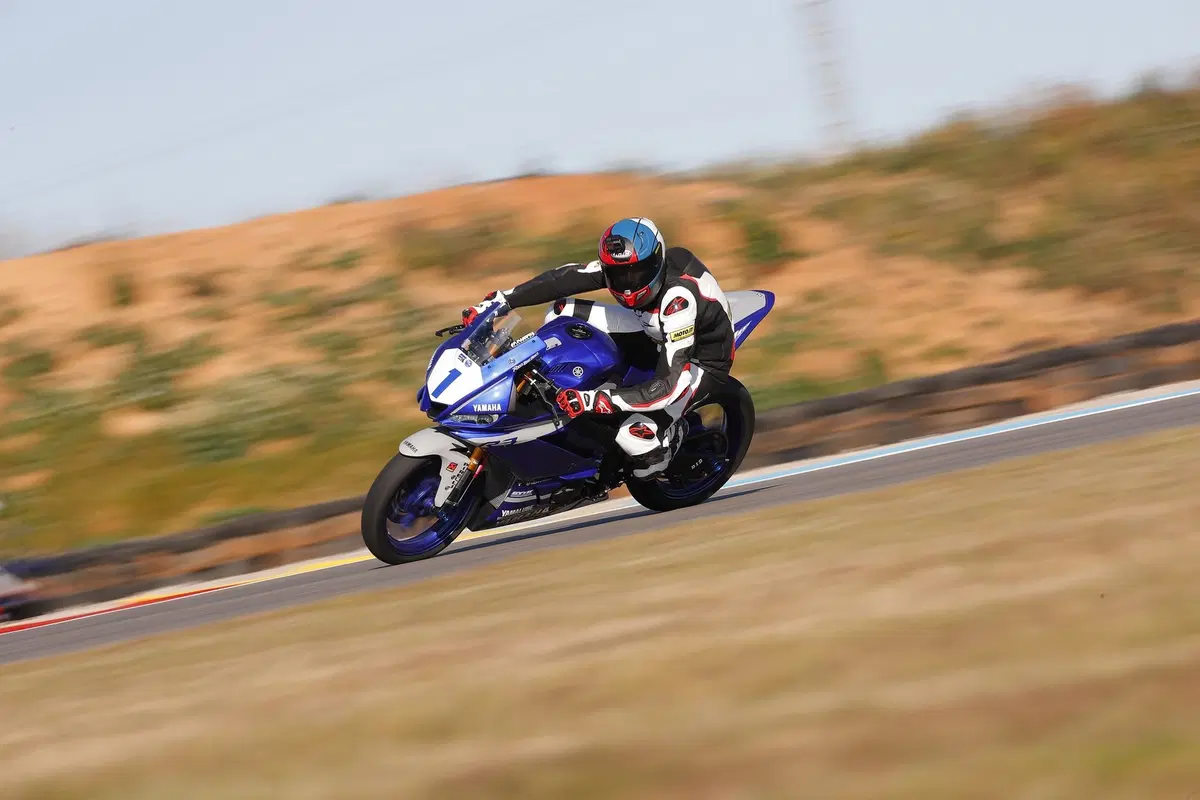 Yamaha YZF-R3, TEST in strada e in pista [Video] (4)