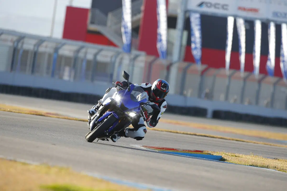 Yamaha YZF-R3, TEST in strada e in pista [Video] (17)