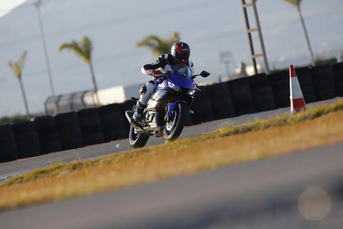 Yamaha YZF-R3, TEST in strada e in pista [Video] (18)