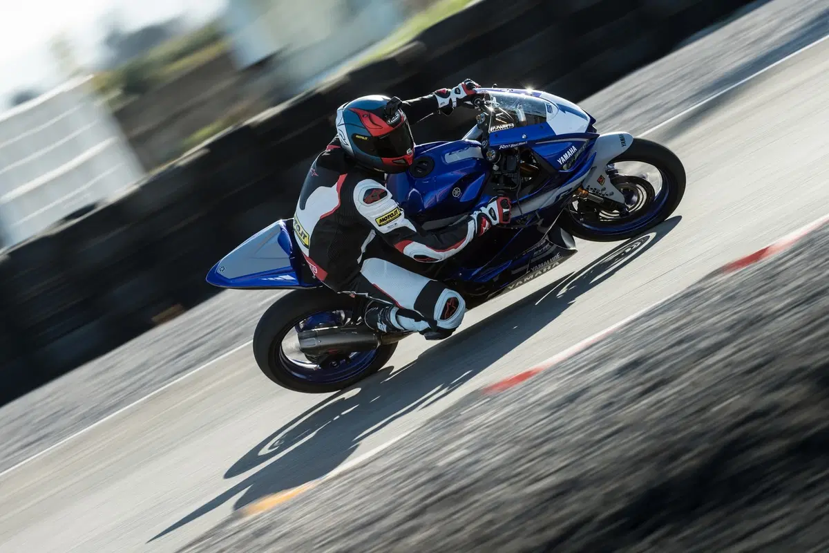 Yamaha YZF-R3, TEST in strada e in pista [Video] (7)