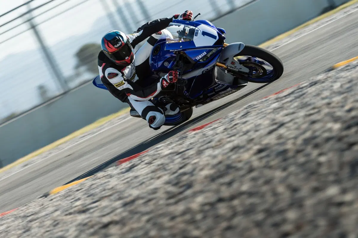 Yamaha YZF-R3, TEST in strada e in pista [Video] (3)