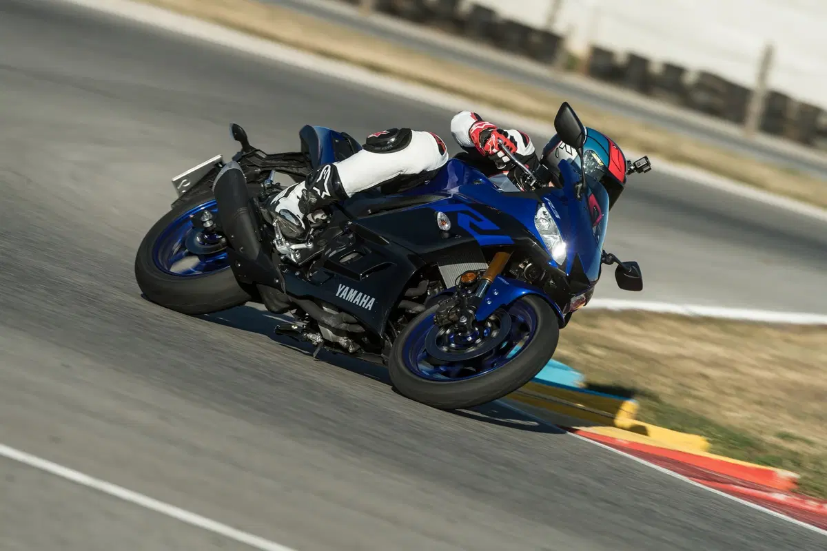 Yamaha YZF-R3, TEST in strada e in pista [Video] (9)