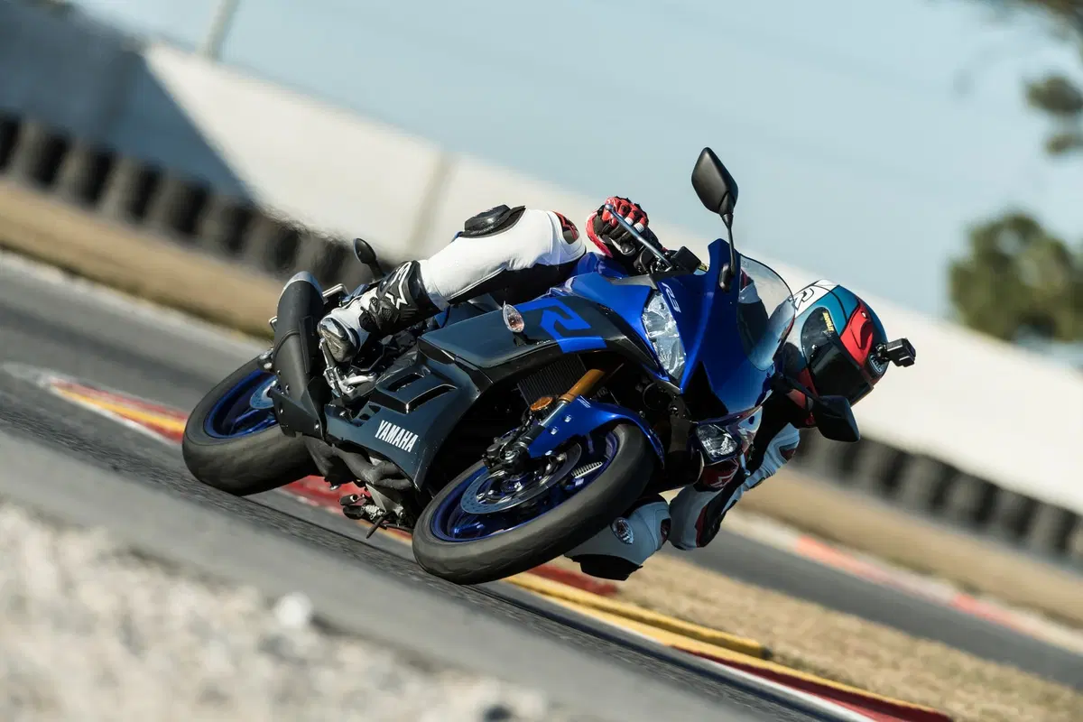 Yamaha YZF-R3, TEST in strada e in pista [Video] (11)