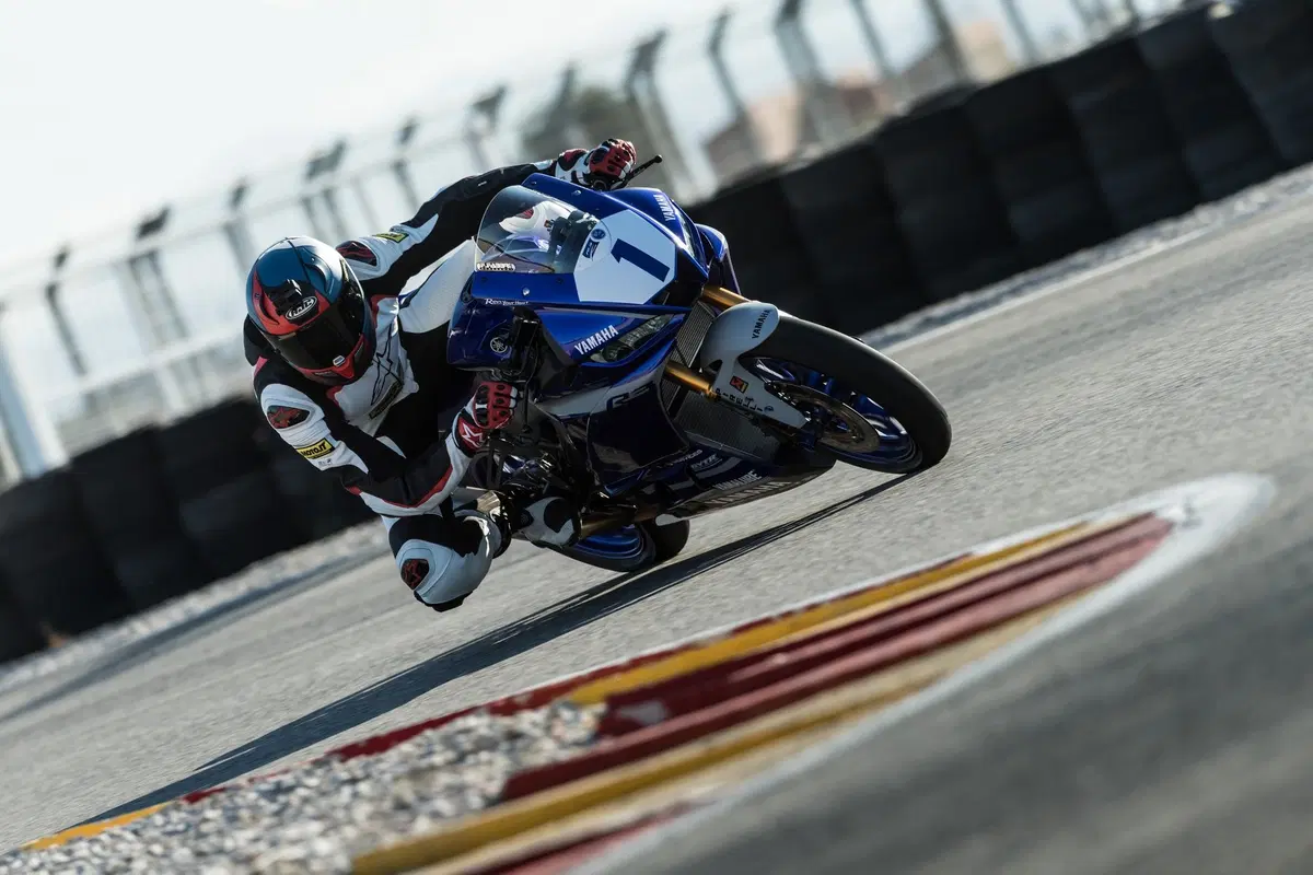 Yamaha YZF-R3, TEST in strada e in pista [Video] (22)