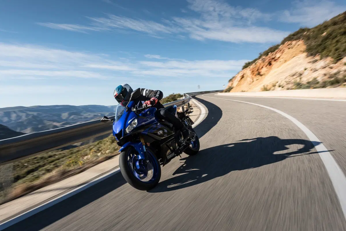 Yamaha YZF-R3, TEST in strada e in pista [Video] (16)