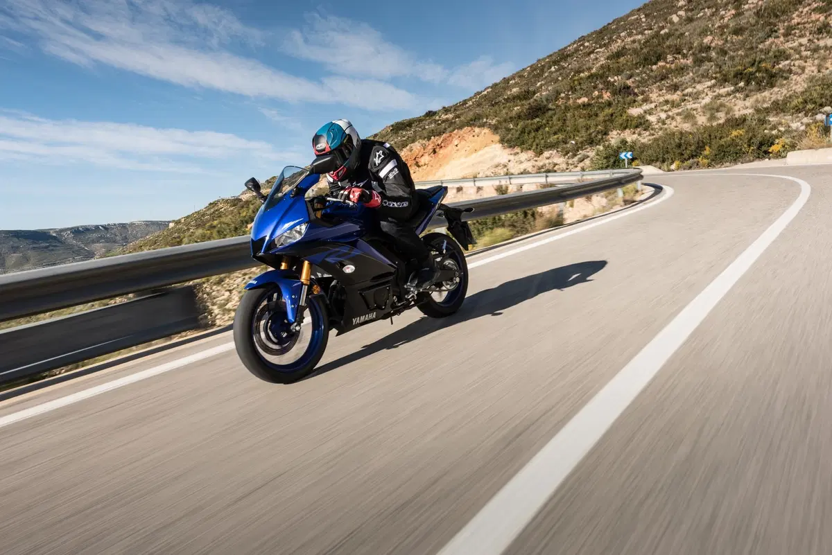 Yamaha YZF-R3, TEST in strada e in pista [Video] (8)