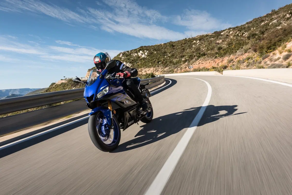 Yamaha YZF-R3, TEST in strada e in pista [Video] (13)