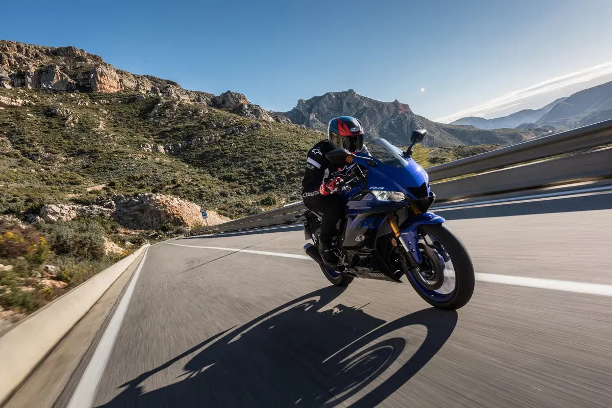 Yamaha YZF-R3, TEST in strada e in pista [Video] (19)