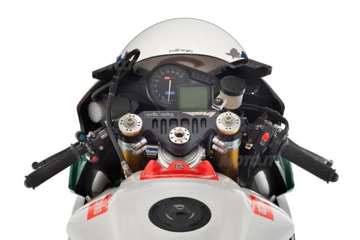 La Aprilia RSV4 Biaggi Replica al Luxury Garage di Vicenza (2)