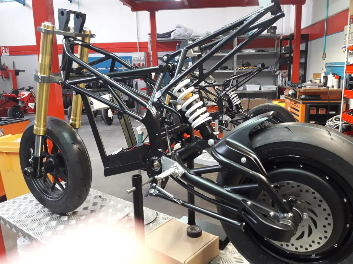 Thundervolt NKE, la moto elettrica di Loris Reggiani (2)