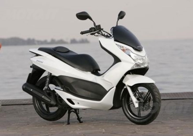 Honda richiama il PCX125 per sostituire il vano batteria