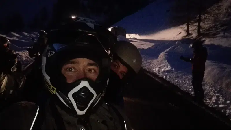 Un momento della fiaccolata serale, scortati dagli amici dell'Arma