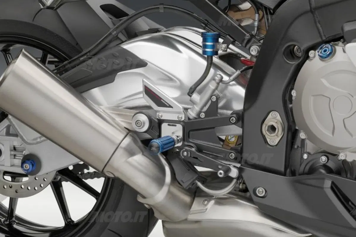 La BMW S1000RR accessoriata Rizoma (3)