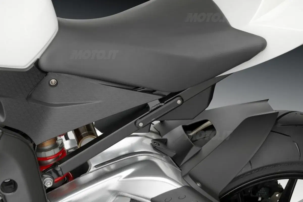 La BMW S1000RR accessoriata Rizoma (5)