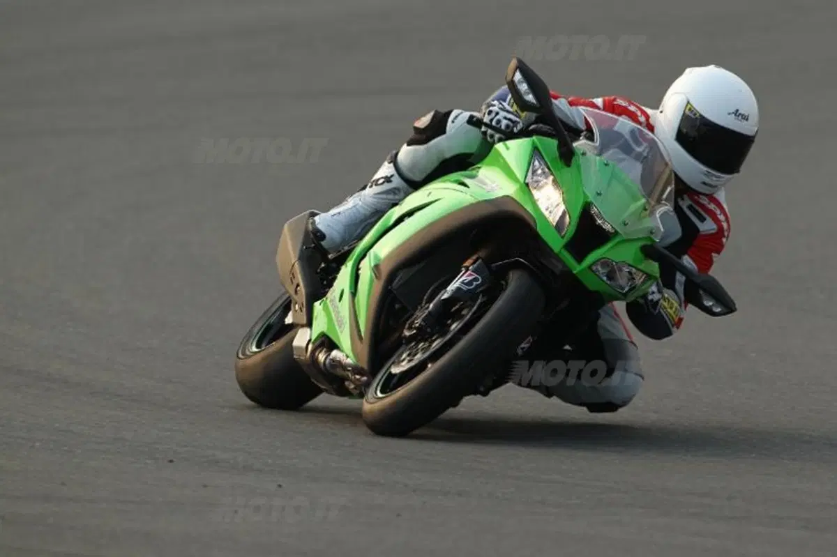 Kawasaki Ninja ZX-10R  (8)