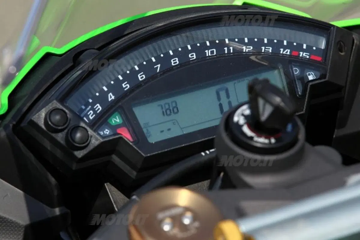 Kawasaki Ninja ZX-10R  (16)