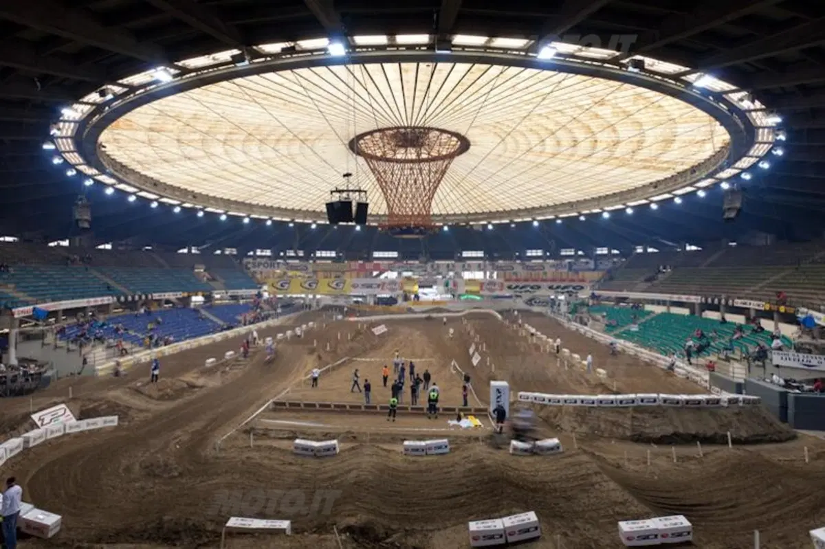 Enduro Indoor di Genova. La pista è pronta! (2)