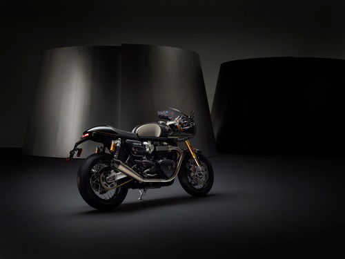 Triumph svela le Factory Custom Thruxton R e Rocket III (3)