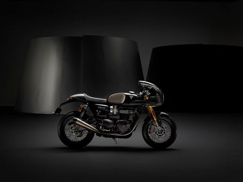 Triumph svela le Factory Custom Thruxton R e Rocket III (5)