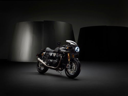 Triumph svela le Factory Custom Thruxton R e Rocket III (2)