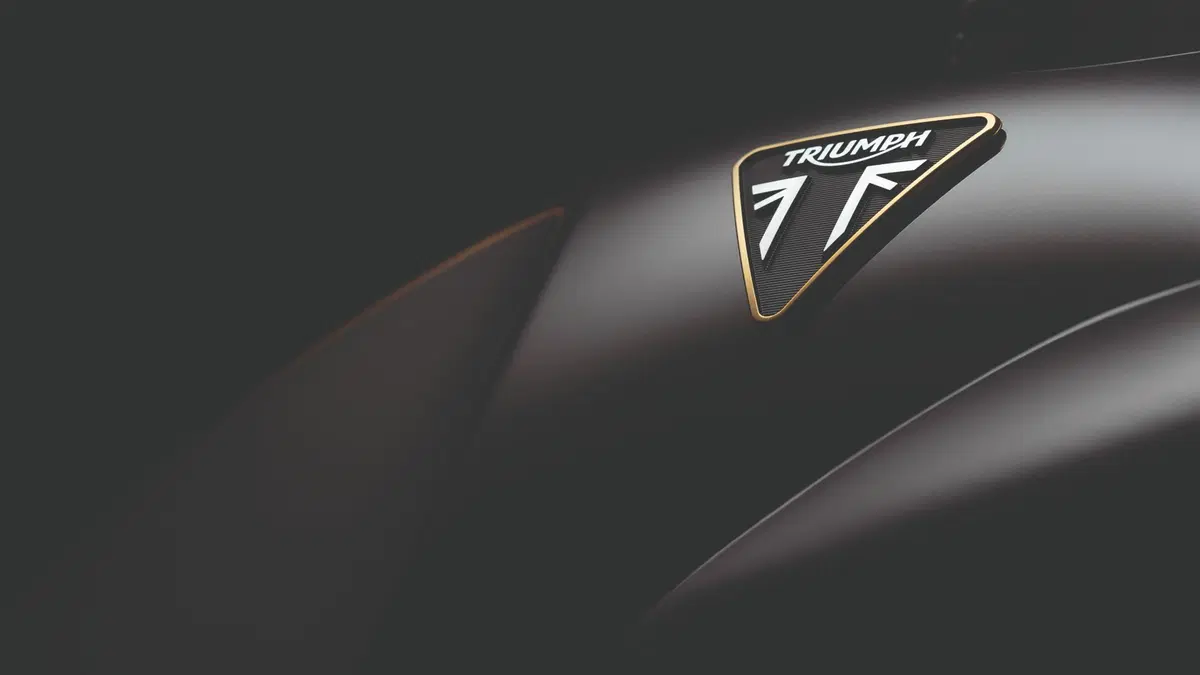 Triumph svela le Factory Custom Thruxton R e Rocket III (11)