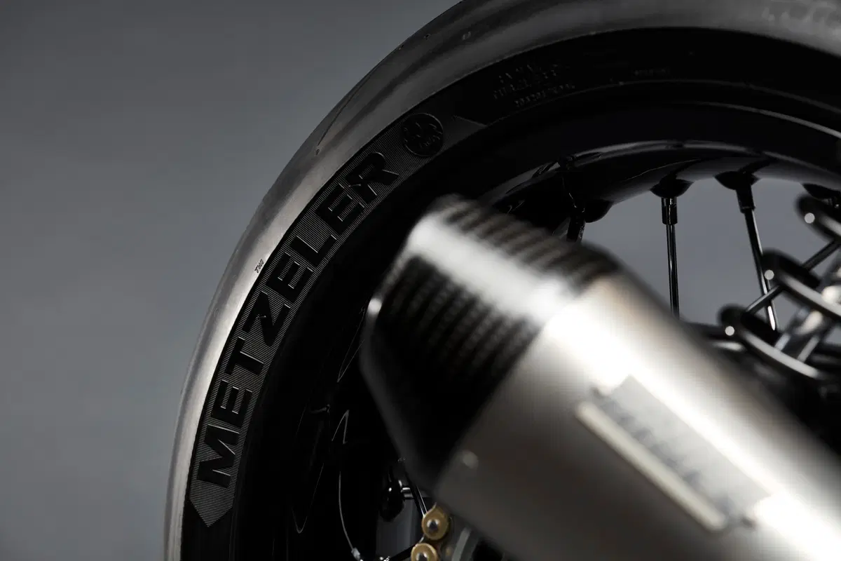 Triumph svela le Factory Custom Thruxton R e Rocket III (13)