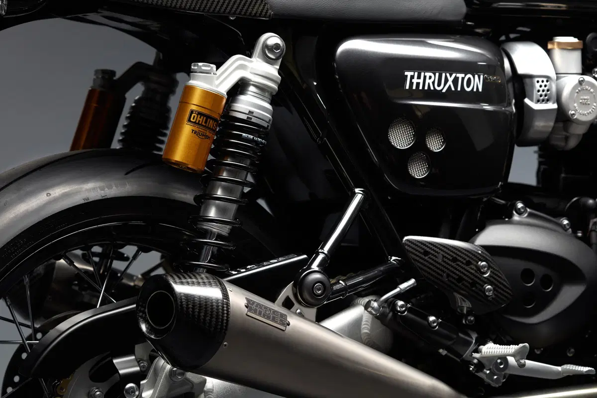 Triumph svela le Factory Custom Thruxton R e Rocket III (17)