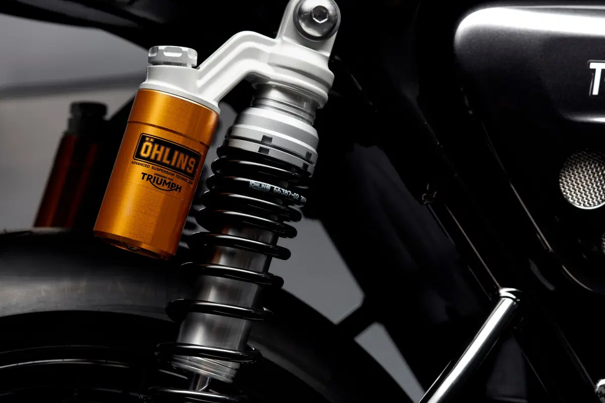 Triumph svela le Factory Custom Thruxton R e Rocket III (18)