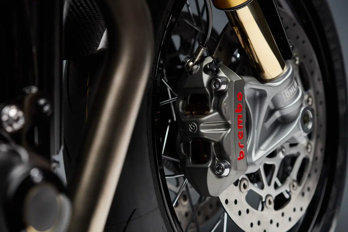 Triumph svela le Factory Custom Thruxton R e Rocket III (22)