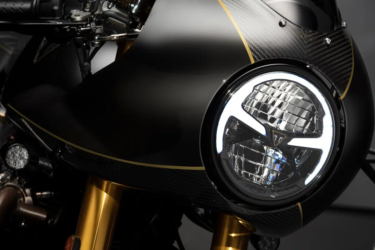 Triumph svela le Factory Custom Thruxton R e Rocket III (8)