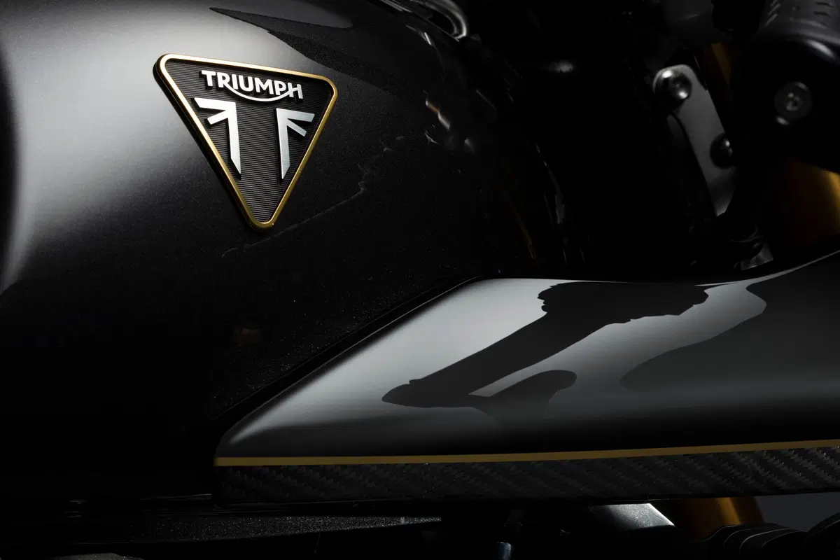 Triumph svela le Factory Custom Thruxton R e Rocket III (10)