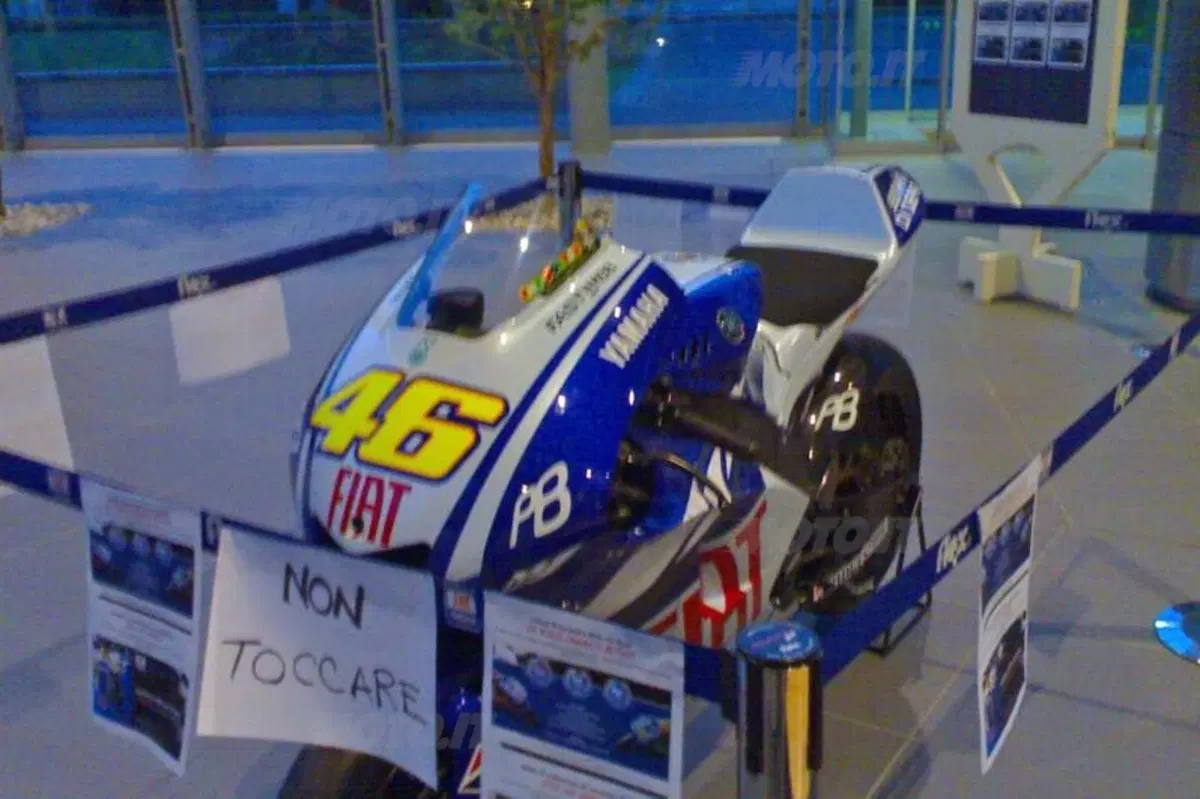 La Yamaha di Rossi in mostra a Bosisio per sostenere Ospedale Amico