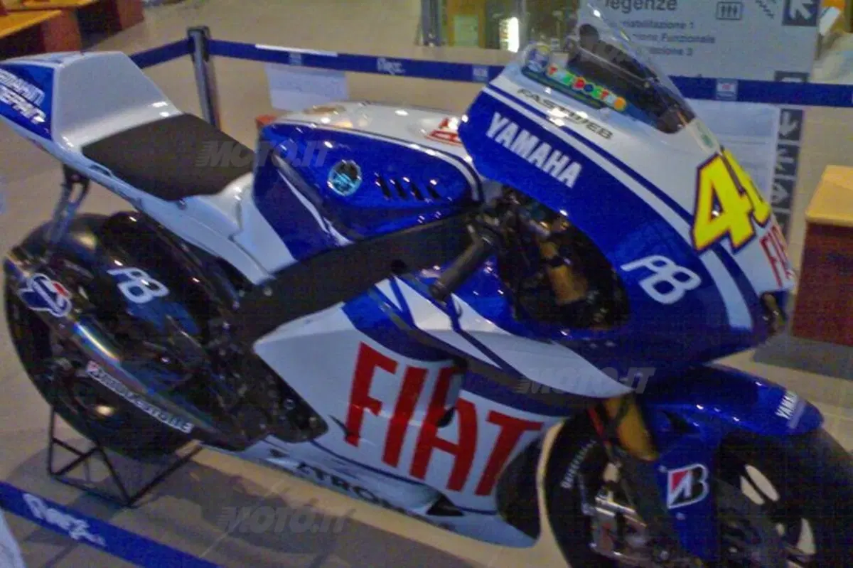 La Yamaha di Rossi in mostra a Bosisio per sostenere Ospedale Amico (2)