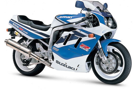 La Suzuki è stata l’ultima casa giapponese a passare al raffreddamento ad acqua (già da tempo adottato dagli altri costruttori) per le sue quadricilindriche di alte prestazioni. L’immagine si riferisce al GSX-R 750 W del 1992