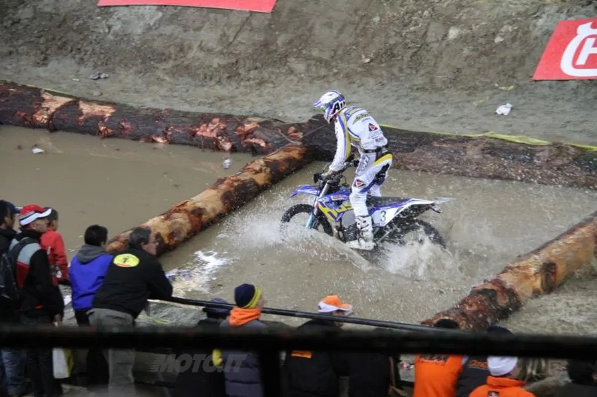 Mika Ahola (HM Honda) primo nell'Enduro Indoor di Genova (6)