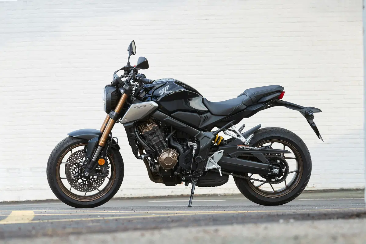 Honda CB650R. La media che mancava (11)