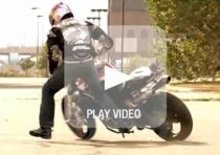 Stunt: Aaron Colton e la sua Ducati Monster