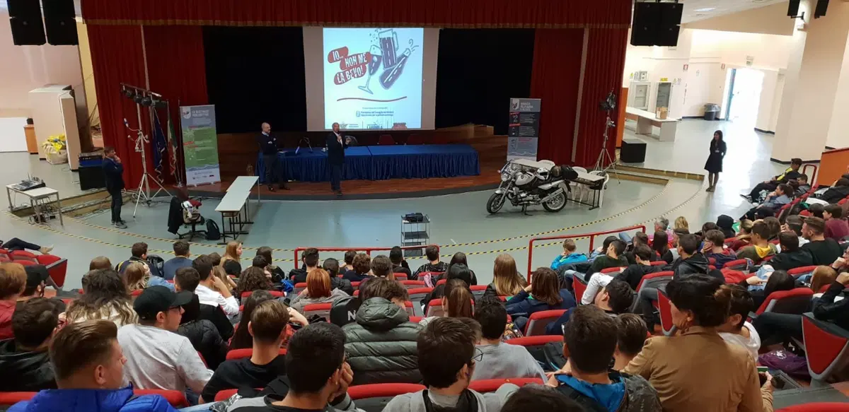 La FMI tra i banchi di scuola: "Io non me la bevo"