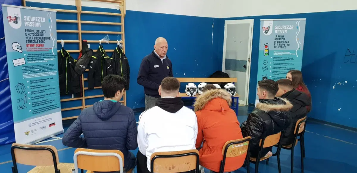 La FMI tra i banchi di scuola: 'Io non me la bevo' (6)
