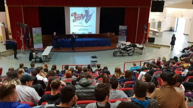 La FMI tra i banchi di scuola: "Io non me la bevo"