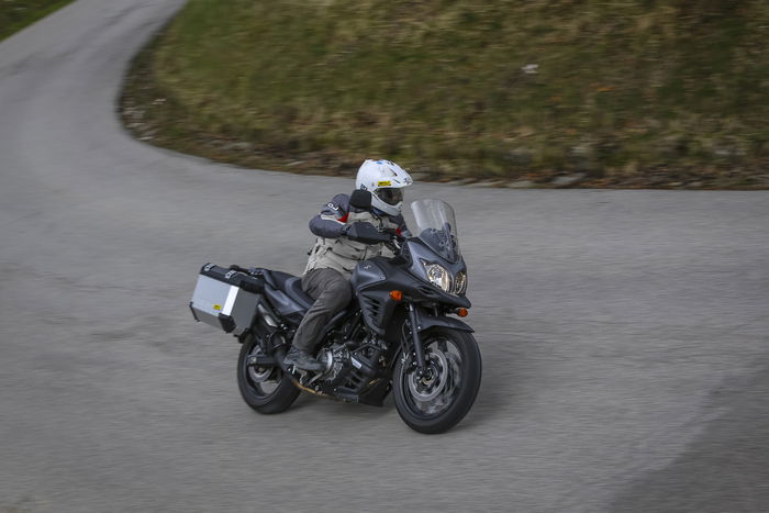 La V-Strom è accogliente sia col pilota che col passeggero. La sella è tra le più comode di questo segmento 