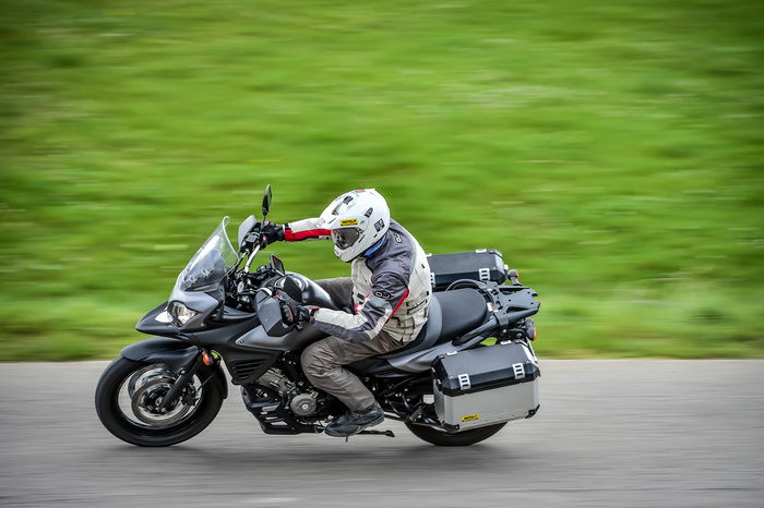 La 650 ha una agilità eccezionale nel misto, che la rende perfetta per chi desidera una moto leggera e facile da guidare