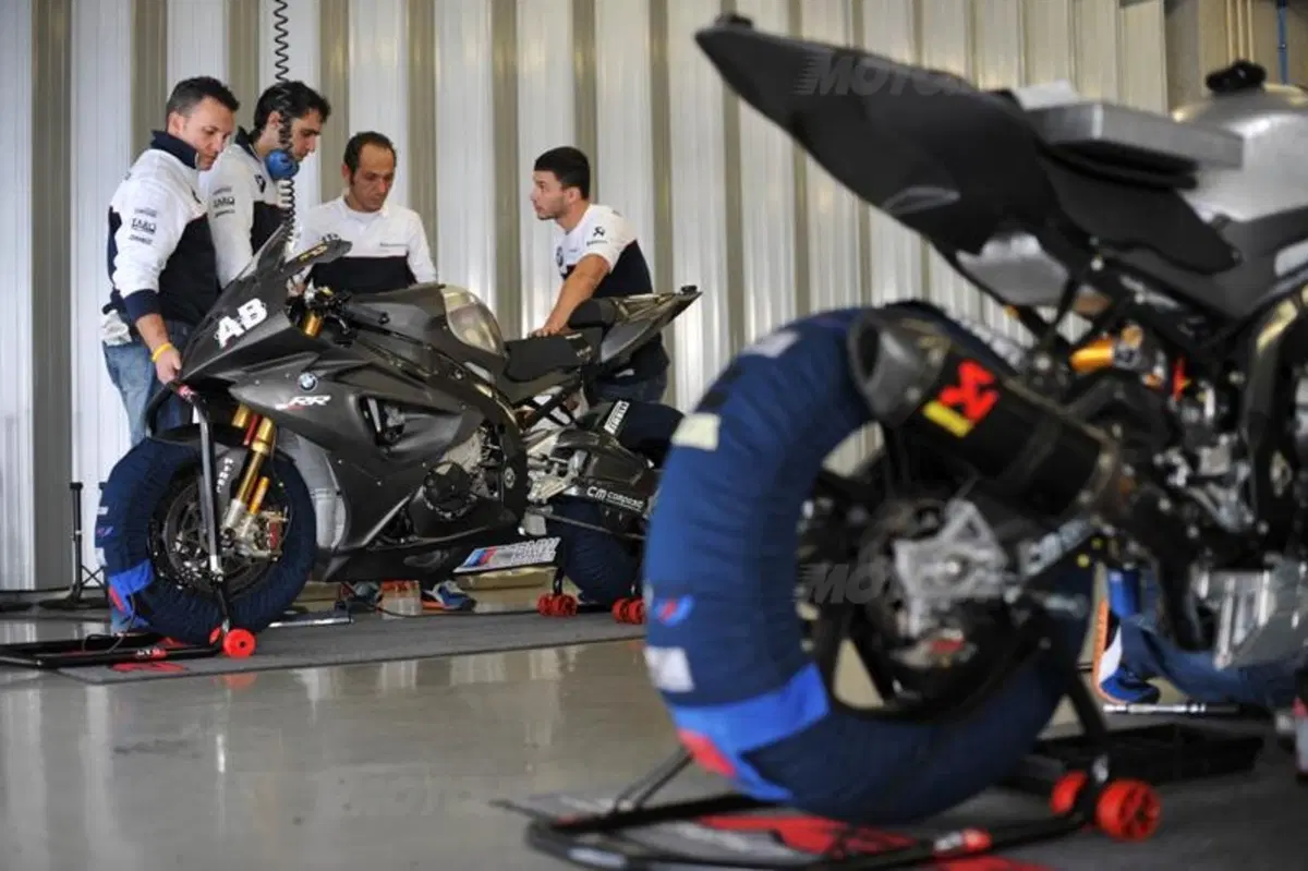 SBK, primo test per il team BMW Italia a Portimao 