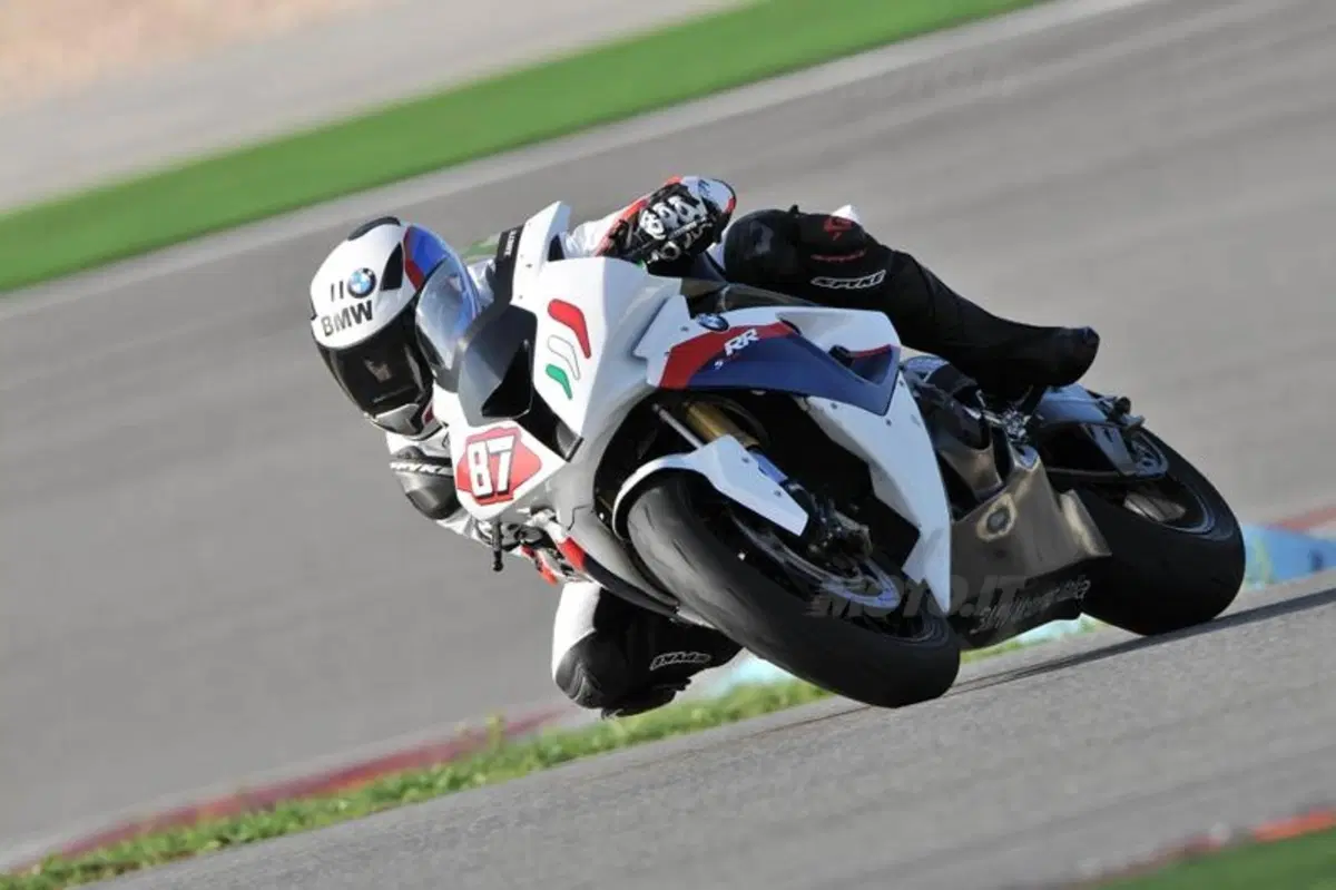 SBK, primo test per il team BMW Italia a Portimao  (3)