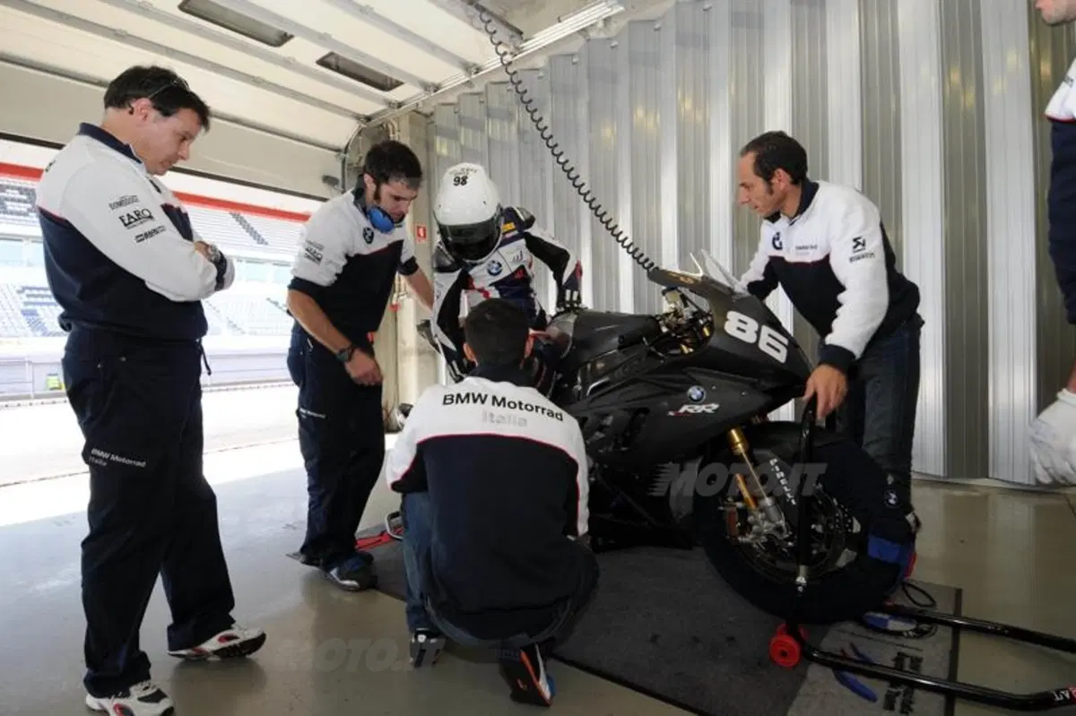 SBK, primo test per il team BMW Italia a Portimao  (4)