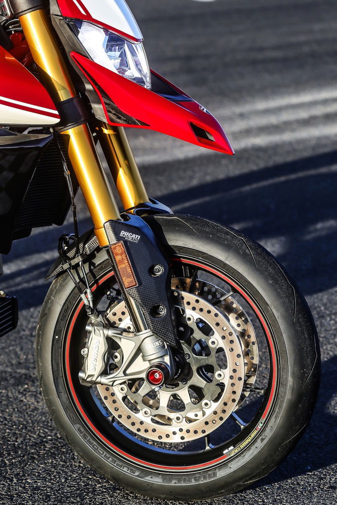 L'avantreno della Hypermotard 950SP, con la forcella Ohlins