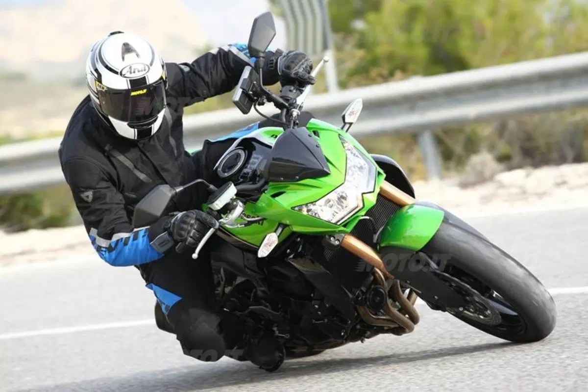 Kawasaki Z750R   (2)