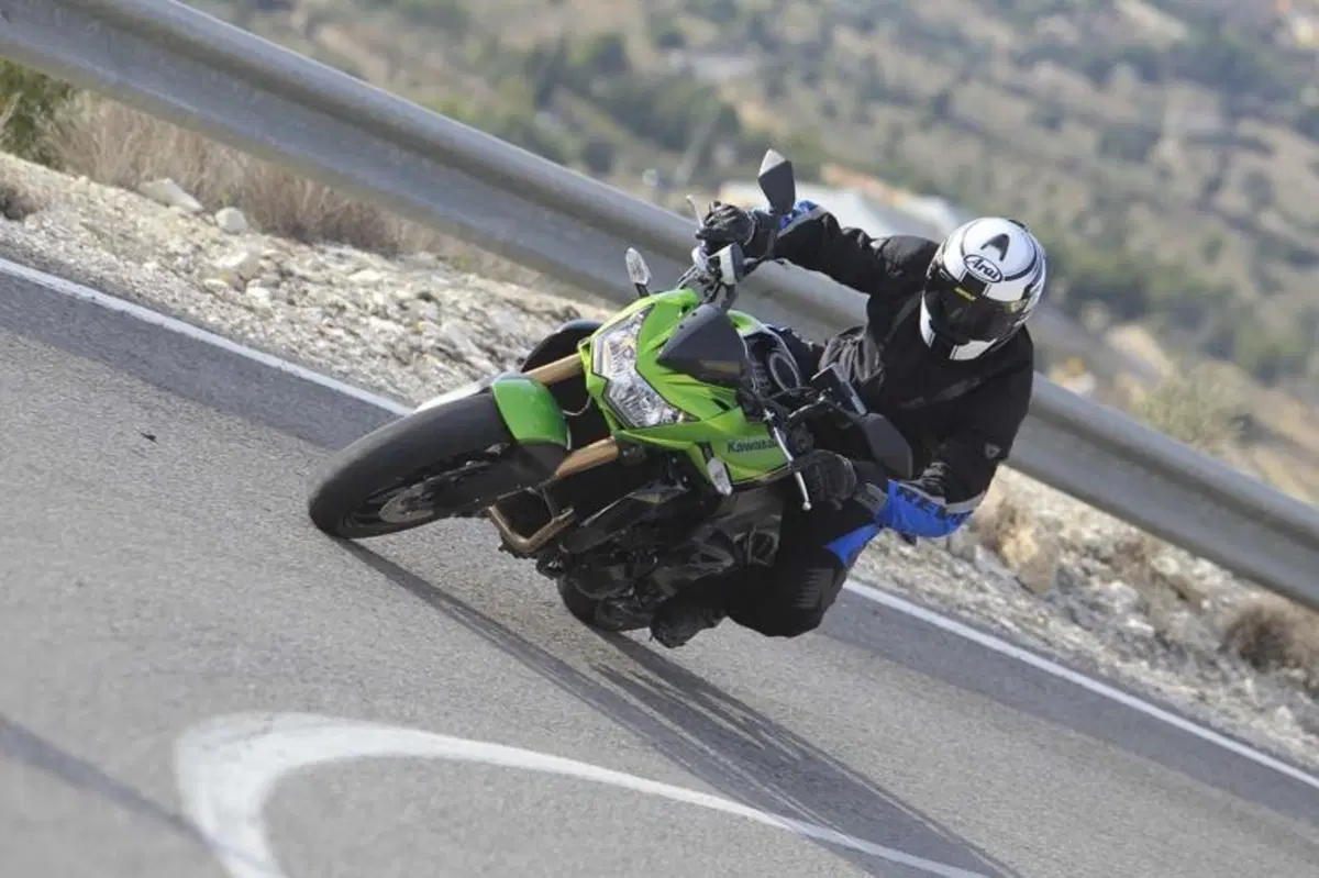 Kawasaki Z750R   (3)
